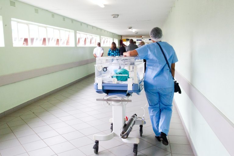 Koronawirus na oddziale wewnętrznym. Chora jest jedna z pacjentek Koronawirus na oddziale wewnętrznym. Chora jest jedna z pacjentek