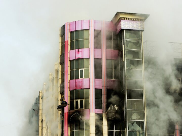 Tragiczny pożar w bloku przy ulicy Wyszyńskiego 8, lokator hospitalizowany