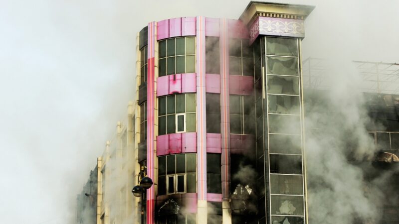 Tragiczny pożar w bloku przy ulicy Wyszyńskiego 8, lokator hospitalizowany