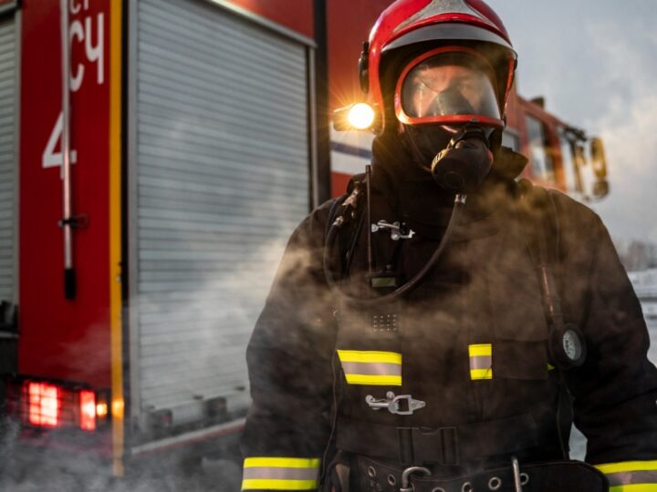 Interwencja straży pożarnej na osiedlu Bugaj: dym z gniazda zapalniczki w samochodzie