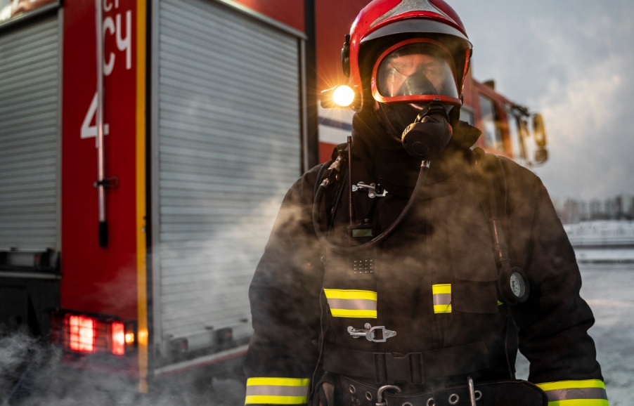 Interwencja straży pożarnej na osiedlu Bugaj: dym z gniazda zapalniczki w samochodzie