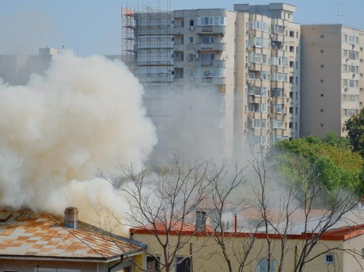 Pożar w kamienicy przy ul. Narutowicza w Pabianicach: 7 osób ewakuowanych, jedna osoba z poparzeniami