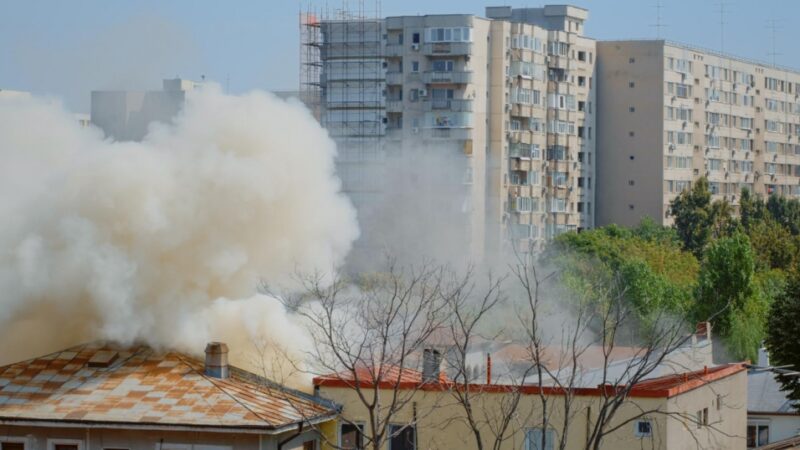Pożar w kamienicy przy ul. Narutowicza w Pabianicach: 7 osób ewakuowanych, jedna osoba z poparzeniami