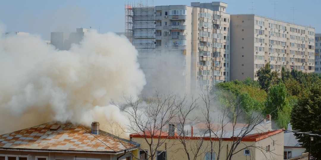 Pożar w kamienicy przy ul. Narutowicza w Pabianicach: 7 osób ewakuowanych, jedna osoba z poparzeniami