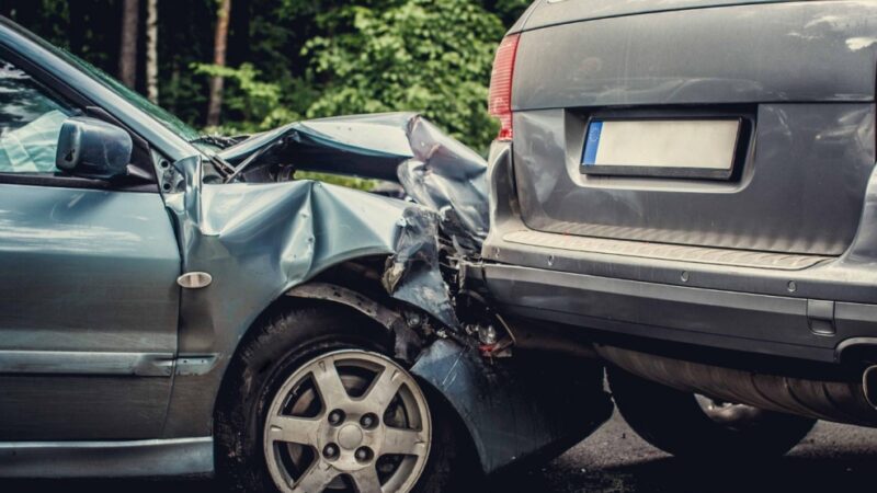 Incydent na stacji benzynowej w Dłutowie: Kierowca Mercedesa traci kontrolę nad pojazdem i ucieka