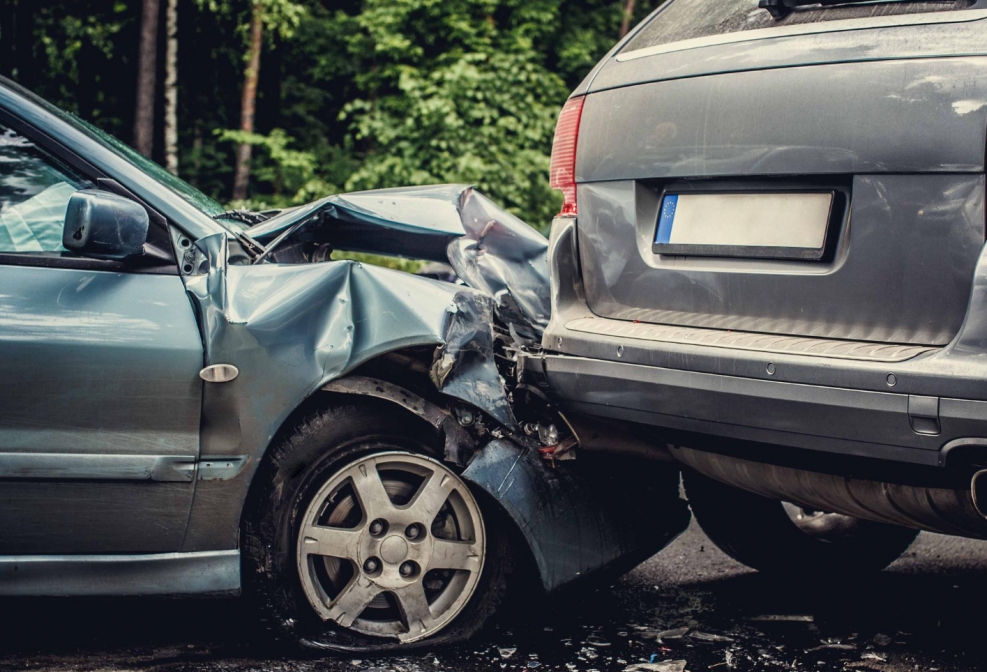 Incydent na stacji benzynowej w Dłutowie: Kierowca Mercedesa traci kontrolę nad pojazdem i ucieka