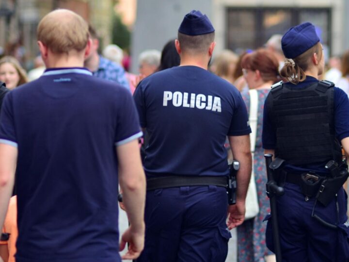 Odznaczenia dla bohaterskiego policjanta z Pabianic podczas ceremonii w Ministerstwie Spraw Wewnętrznych i Administracji