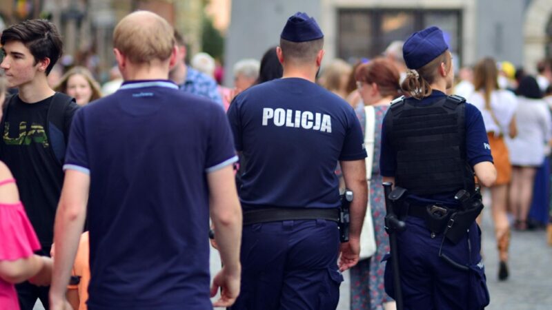 Odznaczenia dla bohaterskiego policjanta z Pabianic podczas ceremonii w Ministerstwie Spraw Wewnętrznych i Administracji