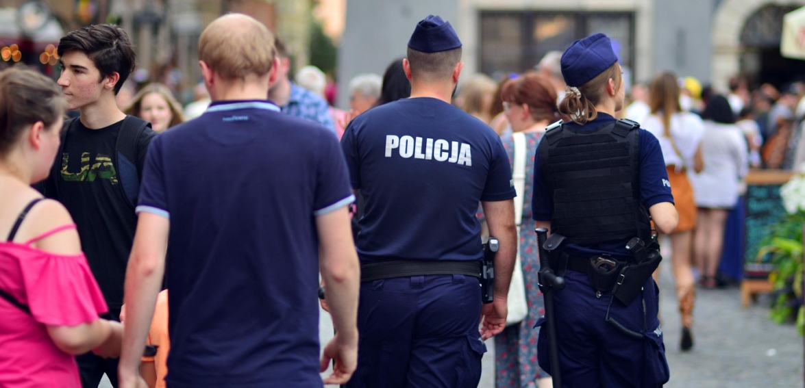 Odznaczenia dla bohaterskiego policjanta z Pabianic podczas ceremonii w Ministerstwie Spraw Wewnętrznych i Administracji