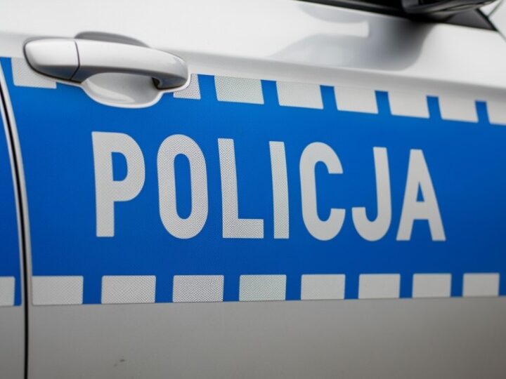 Nietrzeźwa 43-latka ukradła zakupy i próbowała uciec z parkingu
