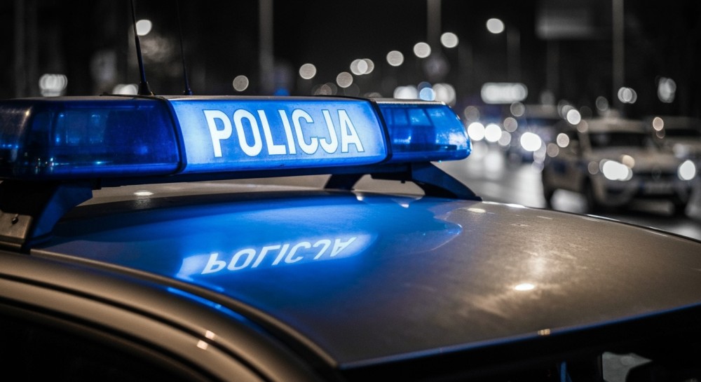 Pijany kierowca BMW z uszkodzoną oponą próbował przekupić policjantów po zatrzymaniu