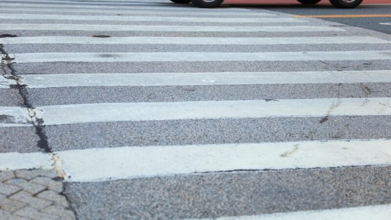 15-latek potrącony na przejściu w Pabianicach: Groźny wypadek na drodze