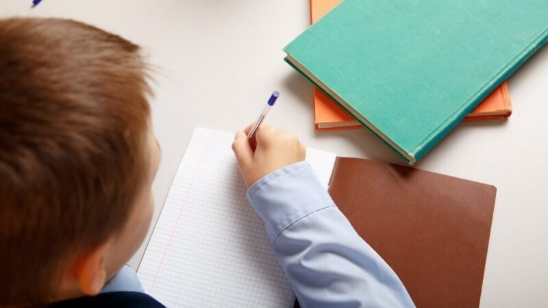 Edukacja w Gminie Dobroń: Nowe technologie w rękach uczniów!