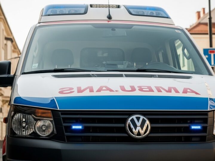 Mokre liście na drodze: ukryte niebezpieczeństwo dla kierowców