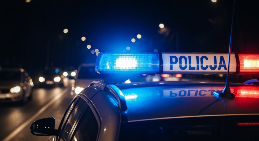 Zdemolował mieszkanie i trafił za kratki – 28-latek w rękach policji po zniszczeniu mienia