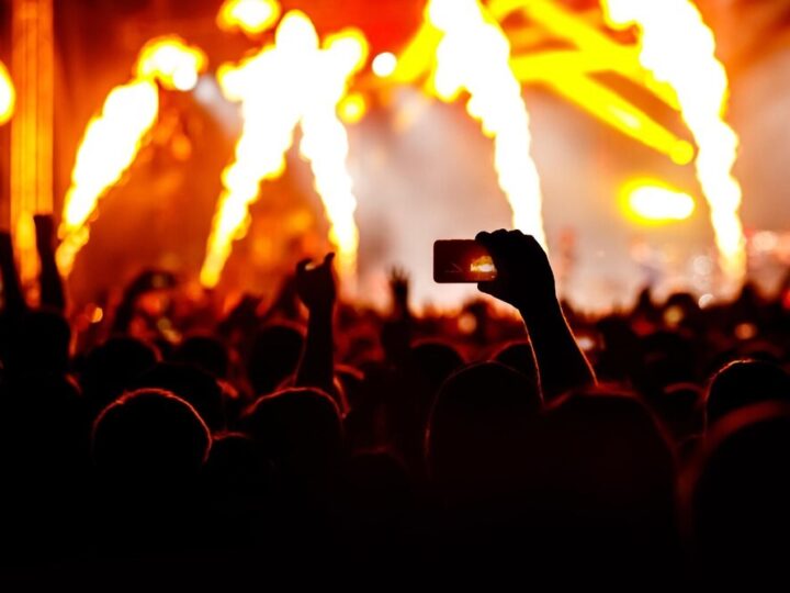 Koncert Einaudiego przy blasku świec – niezapomniana muzyczna podróż