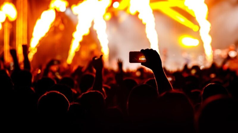 Koncert Einaudiego przy blasku świec – niezapomniana muzyczna podróż