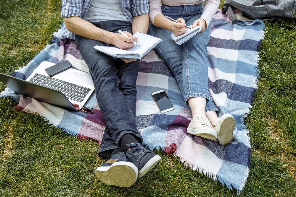Policjantka i jej maskotka edukują przedszkolaki w Pabianicach