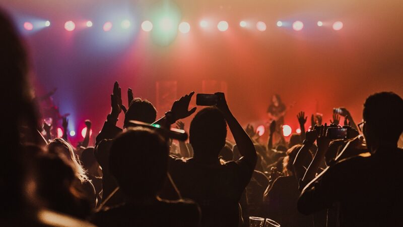 Świąteczna muzyka z policją: koncert dla dzieci w Pawelanie