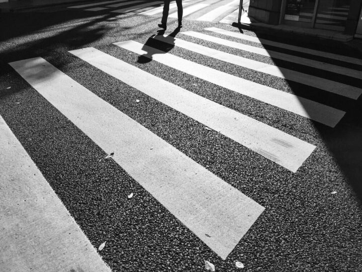 Bezpieczne życie babci i dziadka: kluczowe zasady w codzienności i internecie