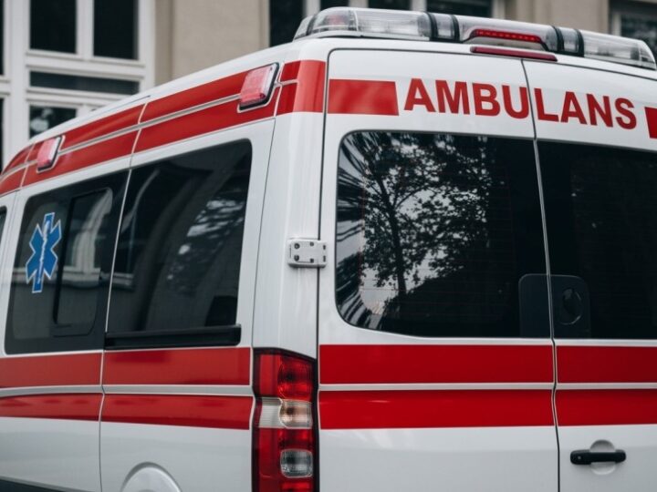 Sople lodu z dachów: ukryte niebezpieczeństwo w zimowej scenerii