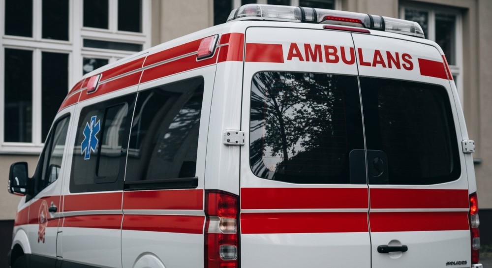 Sople lodu z dachów: ukryte niebezpieczeństwo w zimowej scenerii