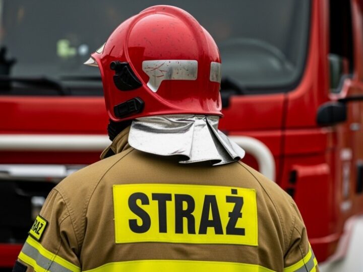 Nocne wyzwania strażaków w Pabianicach: pożar, wypadek i zalana piwnica