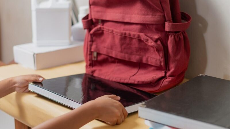 Policja uczy dzieci, jak bezpiecznie cieszyć się feriami zimowymi