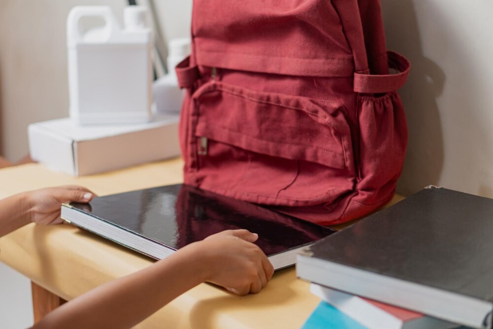 Policja uczy dzieci, jak bezpiecznie cieszyć się feriami zimowymi