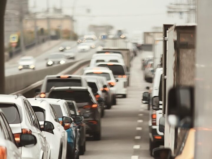 Intensywne opady śniegu w Łódzkiem – drogi w kryzysie!