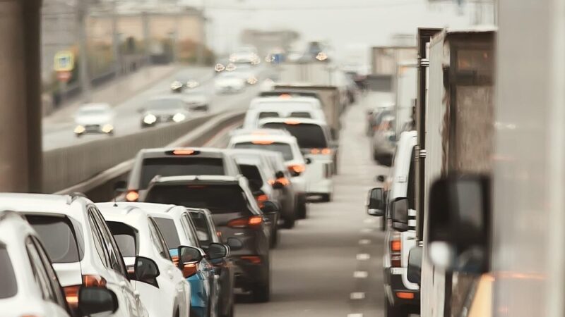 Intensywne opady śniegu w Łódzkiem – drogi w kryzysie!