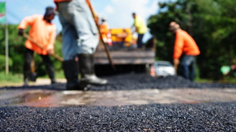 Zimowe bezpieczeństwo na drogach Gminy Lutomiersk: lokalne inicjatywy dla mieszkańców