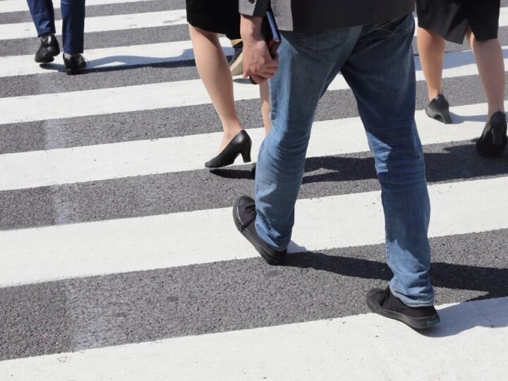 Senior na wózku inwalidzkim wjeżdża na ekspresówkę, policja interweniuje