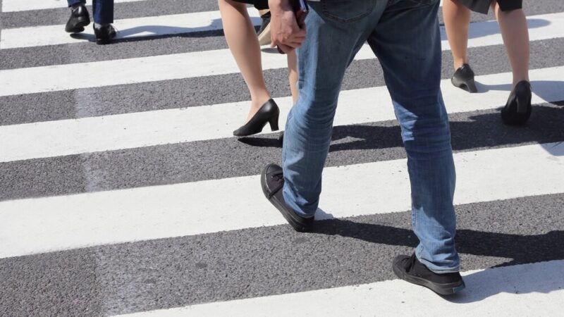 Senior na wózku inwalidzkim wjeżdża na ekspresówkę, policja interweniuje