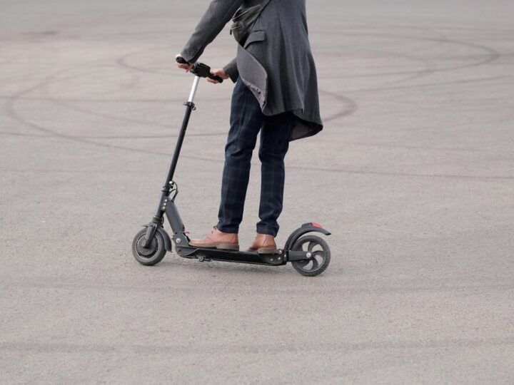 Wypadek w Pabianicach: kierowcy i hulajnogiści apelują o większą ostrożność na drodze