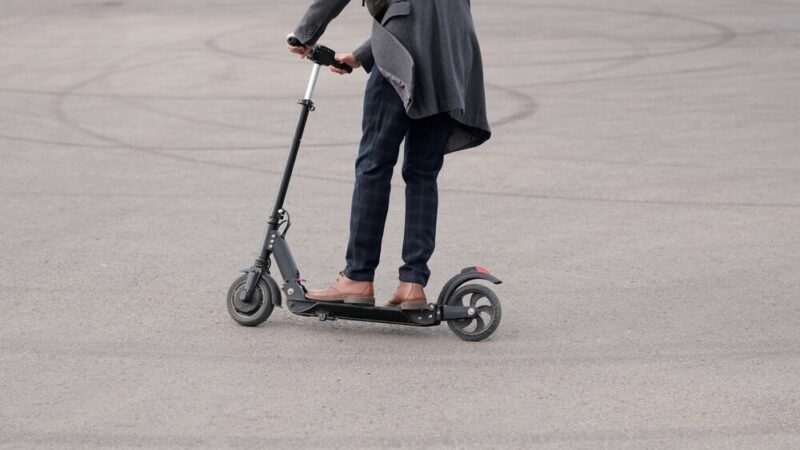 Wypadek w Pabianicach: kierowcy i hulajnogiści apelują o większą ostrożność na drodze