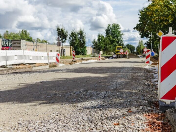 Nowe kruszywo dla dróg gruntowych w Gminie Lutomiersk: lepsza jakość dla mieszkańców