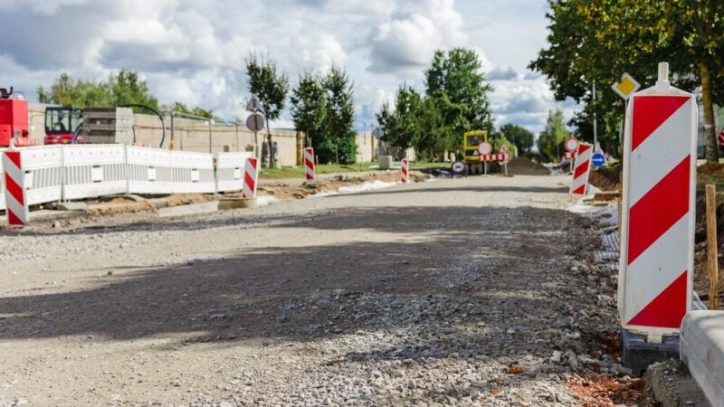 Nowe kruszywo dla dróg gruntowych w Gminie Lutomiersk: lepsza jakość dla mieszkańców