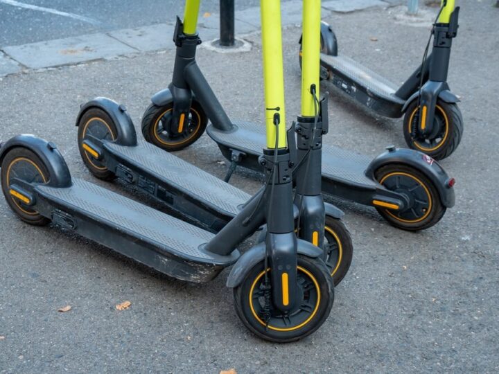 Nastolatek nagrywał niebezpieczną ucieczkę przed policją na elektrycznym jednośladzie
