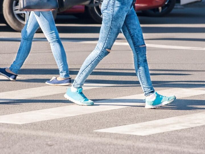 Bezpieczne wieczory: jak dbać o widoczność pieszych jesienią