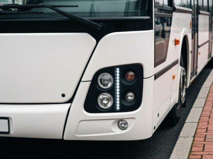 Pabianice na Wszystkich Świętych: sprawdź zmiany w kursowaniu autobusów i tramwajów 1 listopada